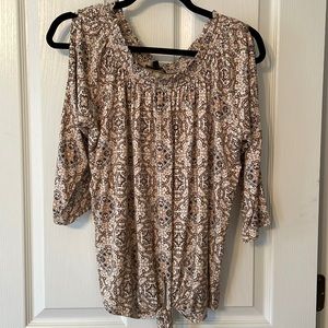 Super soft and cute open shoulder blouse size L but fits also a M frame.